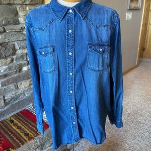 Universal Thread Goods women’s Denim shirt 😍